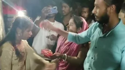 मोबाइल फ्लैश की लाइट में ग्रामीणों ने प्रेमी युगल की करा दी शादी, लड़की की मां ने खुद मांग में भगवाया सिंदूर