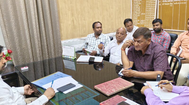चकिया – BDO ने सचिवों के साथ किया मीटिंग, दिया कड़ा निर्देश….. मीटिंग में लेट आने पर 2 सचिवों  पर बीडीओ ने कड़ी चेतावनी देते हुए नाराजगी व्यक्त की…….विकास कार्यों की गति में तेजी लाने की है आवश्यकता