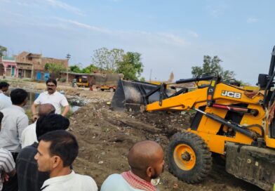 चकिया –  DM का आदेश, तहसीलदार देवेंद्र की सख्ती से सरकारी भूमि हुआ अतिक्रमणमुक्त……. तहसीलदार ने 25 लेखपालों व 5 कानूनगो की उतरी फौज ने, चला बुल्डोजर…..25 वर्षों से तालाब पर अवैध कब्जे पर चला बुलडोजर,