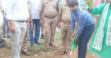 चकिया तहसील से उठी हरियाली की मुहिम, प्रभारी डीएम-एसपी ने लगाया पौधा, जनता से किया बड़ा आह्वान