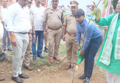 चकिया तहसील से उठी हरियाली की मुहिम, प्रभारी डीएम-एसपी ने लगाया पौधा, जनता से किया बड़ा आह्वान