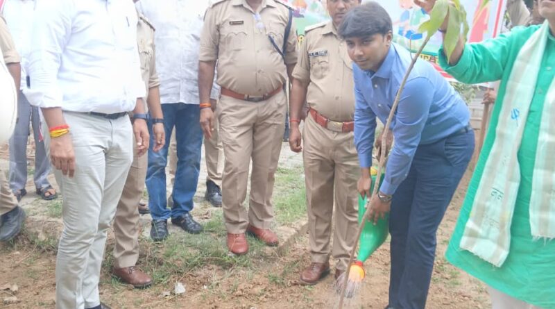 चकिया तहसील से उठी हरियाली की मुहिम, प्रभारी डीएम-एसपी ने लगाया पौधा, जनता से किया बड़ा आह्वान