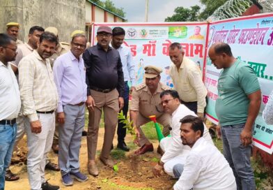 चकिया- जब तहसीलदार ने कहा “पेड़ काटने वाले थक जाएंगे, आप पौधे लगाते रहिए” नये पौधे लगाए…..पुराने लगे वृक्ष को बचाएं। कहीं भी अवैध रूप से पेड़ काटते देखें तो तुरंत 112 पर सूचना दें, कानून अपना काम करेगा। “एक पौधा जरूर लगाएं, तभी बचेगा मानव जीवन”— चेयरमैन गौरव श्रीवास्तव की भावुक अपील……..आठे दिन हरियाली का कारवां पहुंचा हाईस्कूल में…….पेड़ बचाने का संदेश लेकर मैदान में उतरे अधिकारी, छात्रों से बोले— अब आपकी बारी