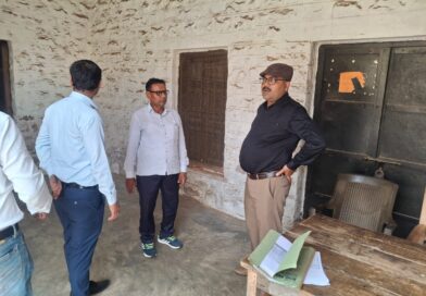 चकिया – तहसीलदार ने किया औचक निरीक्षण, चकबंदी कार्यालय के रिकॉर्ड रूम में गंदगी देख भड़के तहसीलदार, खुद उठाई झाड़ू, लापरवाही पर दी सख्त चेतावनी