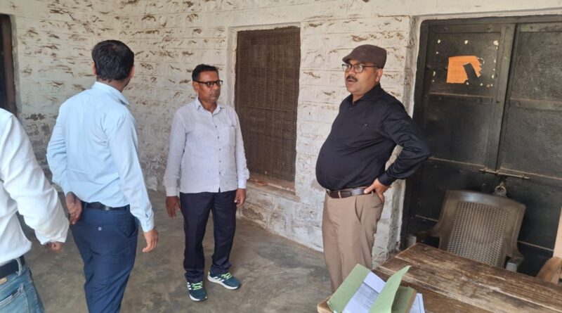 चकिया – तहसीलदार ने किया औचक निरीक्षण, चकबंदी कार्यालय के रिकॉर्ड रूम में गंदगी देख भड़के तहसीलदार, खुद उठाई झाड़ू, लापरवाही पर दी सख्त चेतावनी
