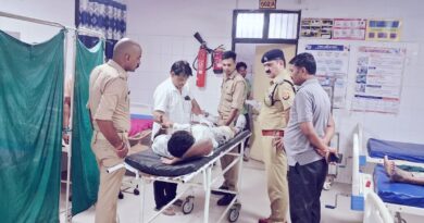 चकिया – पुलिस को देखते ही बरसाईं गोलियां, जवाबी फायरिंग में 25 हजार का इनामी को लगी गोली, साथी को पुलिस ने धरदबोचा….सीओ पहुंचे अस्पताल, ली जानकारी