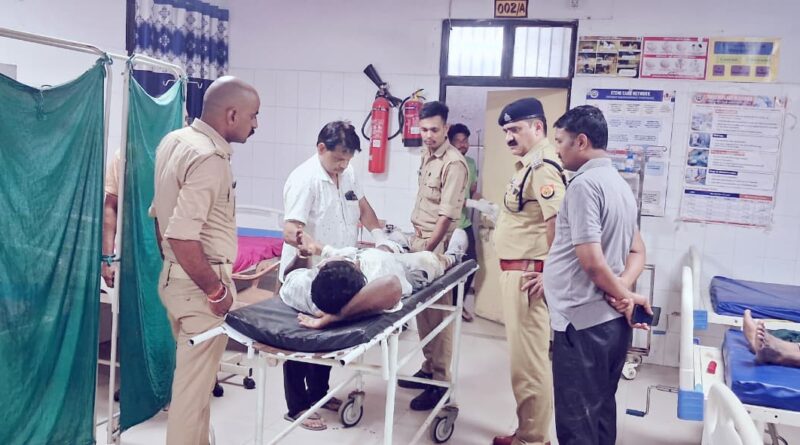 चकिया – पुलिस को देखते ही बरसाईं गोलियां, जवाबी फायरिंग में 25 हजार का इनामी को लगी गोली, साथी को पुलिस ने धरदबोचा….सीओ पहुंचे अस्पताल, ली जानकारी