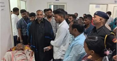 चंदौली – ऑपरेशन के नाम पर 30 हजार रुपये मांगने का आरोप, सपा के पूर्व विधायक पहुंचे अस्पताल…… प्रिंसिपल व DM से किए बात, विधवा महिला का निजी अस्पताल में कराया भर्ती,, मामले की जानकारी होने पर प्रिंसिपल ने डॉक्टर को जारी किया, जांच कमेटी की गठित