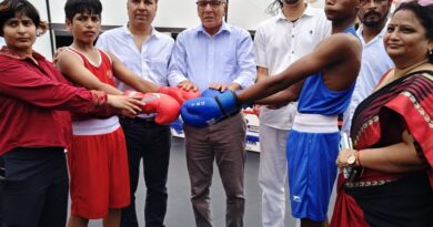चकिया में पहली बार आयोजित हुआ…… 635 स्कूलों के 1300 मुक्केबाजों से गूंजा चकिया, ईस्ट जोन बॉक्सिंग चैंपियनशिप का आगाज……..पांच दिवसीय प्रतियोगिता में पूर्वी जोन के खिलाड़ी दिखाएंगे दमखम, चंदौली बॉक्सिंग एसोसिएशन का भी गठन,एआईबीए वन-स्टार अंतरराष्ट्रीय बॉक्सिंग कोच एवं एमएसवी बॉक्सिंग एकेडमी के चेयरमैन दिलीप कुमार सिंह व सीओ व डायरेक्टर ने किया शुभारंभ