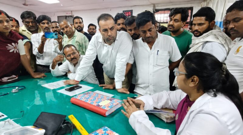 मासूम के मेडिकल में घंटों की देरी ने खोली व्यवस्था की पोल……..रात 11 बजे से दूसरे दिन दोपहर तक चकिया से चंदौली – फिर चकिया दौड़ता रहा डेढ़ वर्षीया पीड़ित परिवार, भड़का था जनाक्रोश तब हुआ मेडिकल……. कहां मर गई थी संवेदनशीलता, विधायक व मंत्री के हस्तक्षेप व लोगों के आक्रोश गए करें……. मेडिकल में देर करने पर लोगों ने की जांच की मांग