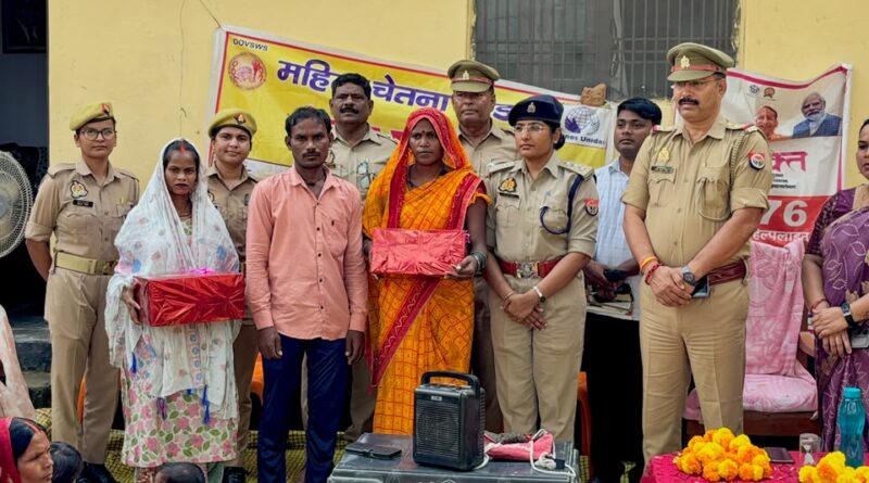 चंदौली –  मिशन शक्ति की पहल व  CO चारु के प्रयास से बिखरने से बचे परिवार, फिर लौटी खुशियां……..सीओ ने दो परिवारों को किया सम्मानित, काउंसिलिंग के बाद लिया फीडबैक