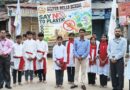 चकिया – प्लास्टिक को ‘ना’ बोलने सड़क पर उतरे स्कूली बच्चे, गांधी पार्क तिराहे पर किया नुक्कड़ नाटक,कागज का थैला लेकर सड़क पर उतरे छात्र, दुकानदारों से बोले—प्लास्टिक छोड़िए, पर्यावरण बचाइ