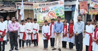 चकिया – प्लास्टिक को ‘ना’ बोलने सड़क पर उतरे स्कूली बच्चे, गांधी पार्क तिराहे पर किया नुक्कड़ नाटक,कागज का थैला लेकर सड़क पर उतरे छात्र, दुकानदारों से बोले—प्लास्टिक छोड़िए, पर्यावरण बचाइ