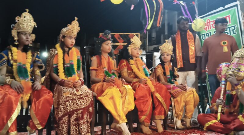 चकिया – *एक तीर से धू-धू कर जला अहंकार का प्रतीक 62 फीट का रावण,* जय श्रीराम के जयकारों से गूंजा काली जी का पोखरा.……50 वर्षों से निभाई जा रही परंपरा के बीच हुआ रावण दहन